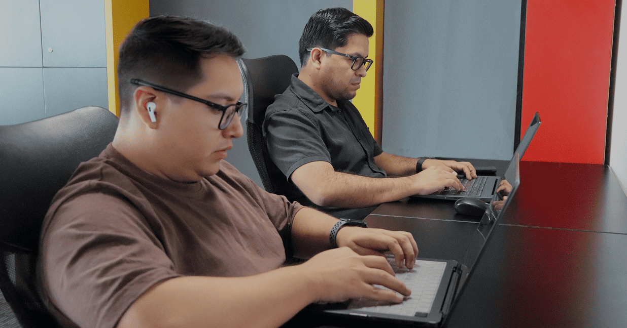 Personas trabajando con computadoras