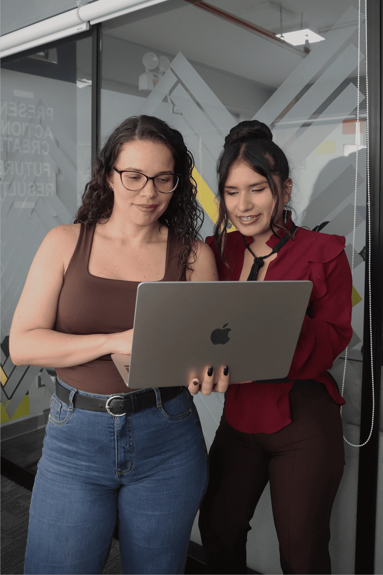 Personas revisando una laptop
